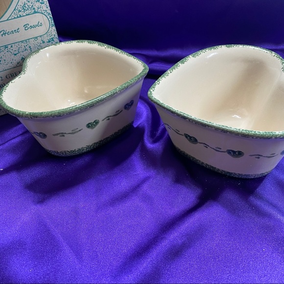 📌 Vintage 1996 Set of 2 Hand Painted Heart Bowl’s never used! Original Box! - Picture 12 of 13